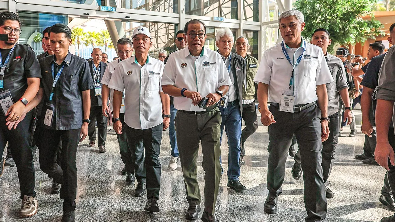 KUALA LUMPUR, April 19 -- Defence Minister Datuk Seri Mohamed Khaled Nordin reviewed the final preparations for the Defence Services Asia (DSA) and National International Security Exhibition (NATSEC) Asia 2026 which will take place tomorrow, at the Malaysia International Trade and Exhibition Centre (MITEC) today.  --fotoBERNAMA (2026) COPYRIGHT RESERVED