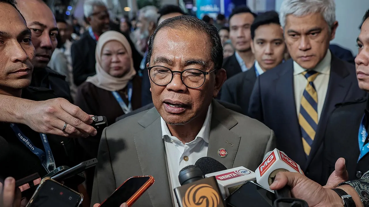 KUALA LUMPUR, 23 April -- Menteri Pertahanan, Datuk Seri Mohamed Khaled Nordin bercakap pada pemberita selepas majlis penutup Pameran Perkhidmatan Pertahanan Asia (DSA) dan Pameran Keselamatan Kebangsaan (NATSEC) Asia 2026 di Pusat Pameran dan Perdagangan Antarabangsa Malaysia (MITEC) hari ini.  -- fotoBERNAMA (2026) HAK CIPTA TERPELIHARA
