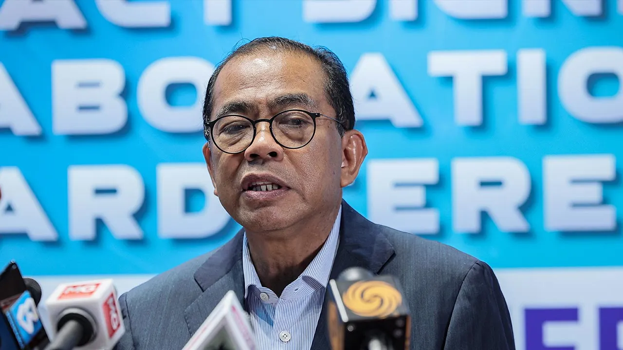 KUALA LUMPUR, April 22 -- Defence Minister Datuk Seri Mohamed Khaled Nordin speaks at a press conference after witnessing Contract Signing and Industrial Collaboration Programme (ICP) Award Ceremony in conjunction with the Defence Services Asia (DSA) and National International Security Exhibition (NATSEC) Asia 2026 at the Malaysia International Trade and Exhibition Centre (MITEC) today.  --fotoBERNAMA (2026) COPYRIGHT RESERVED