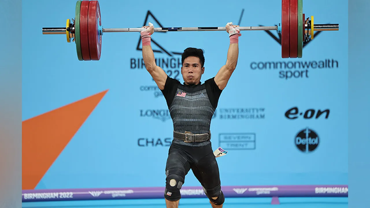 BIRMINGHAM, 30 Julai -- Aksi atlet angkat berat negara Muhamad Aznil Bidin dalam acara angkat berat kategori 61kg pada Sukan Komanwel Birmingham 2022 di Dewan NEC 1 hari ini. Muhamad Aznil Bidin menyumbang pingat emas kedua negara selepas memungut mata keseluruhan 285kg.  --fotoBERNAMA