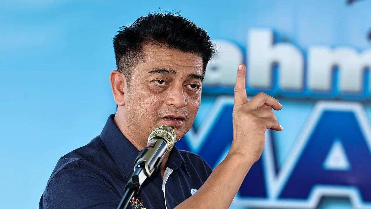 MERSING, 1 April -- Pengerusi Lembaga Kemajuan Ikan Malaysia (LKIM) Muhammad Faiz Fadzil berucap pada Majlis Ramah Mesra MADANI Pengerusi LKIM Bersama Persatuan Nelayan Kawasan (PNK) Mersing di Kompleks LKIM hari ini.  --fotoBERNAMA (2026) HAK CIPTA TERPELIHARA