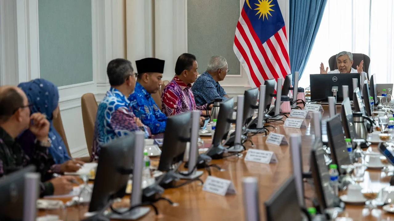 Hari ini saya menyerahkan watikah pelantikan kepada lima Pengerusi Teras Musyawarah Nasional yang akan memacu perbincangan dalam bidang kepakaran masing-masing merangkumi agama, politik, ekonomi, pendidikan dan sosial._Zahid Hamidi