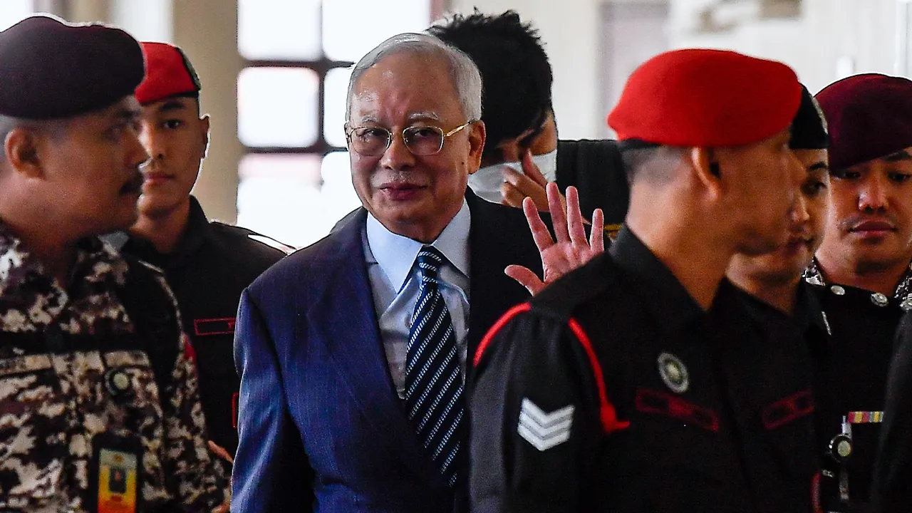 KUALA LUMPUR, 16 Okt -- Bekas Perdana Menteri Datuk Seri Najib Tun Razak (tengah) hadir di Kompleks Mahkamah Kuala Lumpur hari ini.  Najib memberi keterangan sebagai defendan dalam saman sivil US$1.18 bilion SRC International terhadapnya dan bekas Ketua Pegawai Eksekutif SRC International (SRC) Nik Faisal Arif Kamil yang masih bebas.  --fotoBERNAMA (2024) HAK CIPTA TERPELIHARA