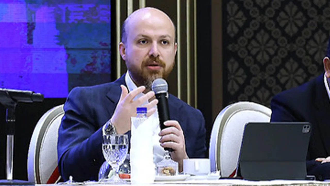 PUTRAJAYA, 26 April -- Naib Pengerusi Ibn Haldun UniversitI, Necmettin Bilal Erdoğan (kiri) menyampaikan pandangan pada Forum Ilmuan Malaysia MADANI yang dihadiri Perdana Menteri Datuk Seri Anwar Ibrahim di Kompleks Seri Perdana, Putrajaya, malam ini. --fotoBERNAMA (2026) HAK CIPTA TERPELIHARA