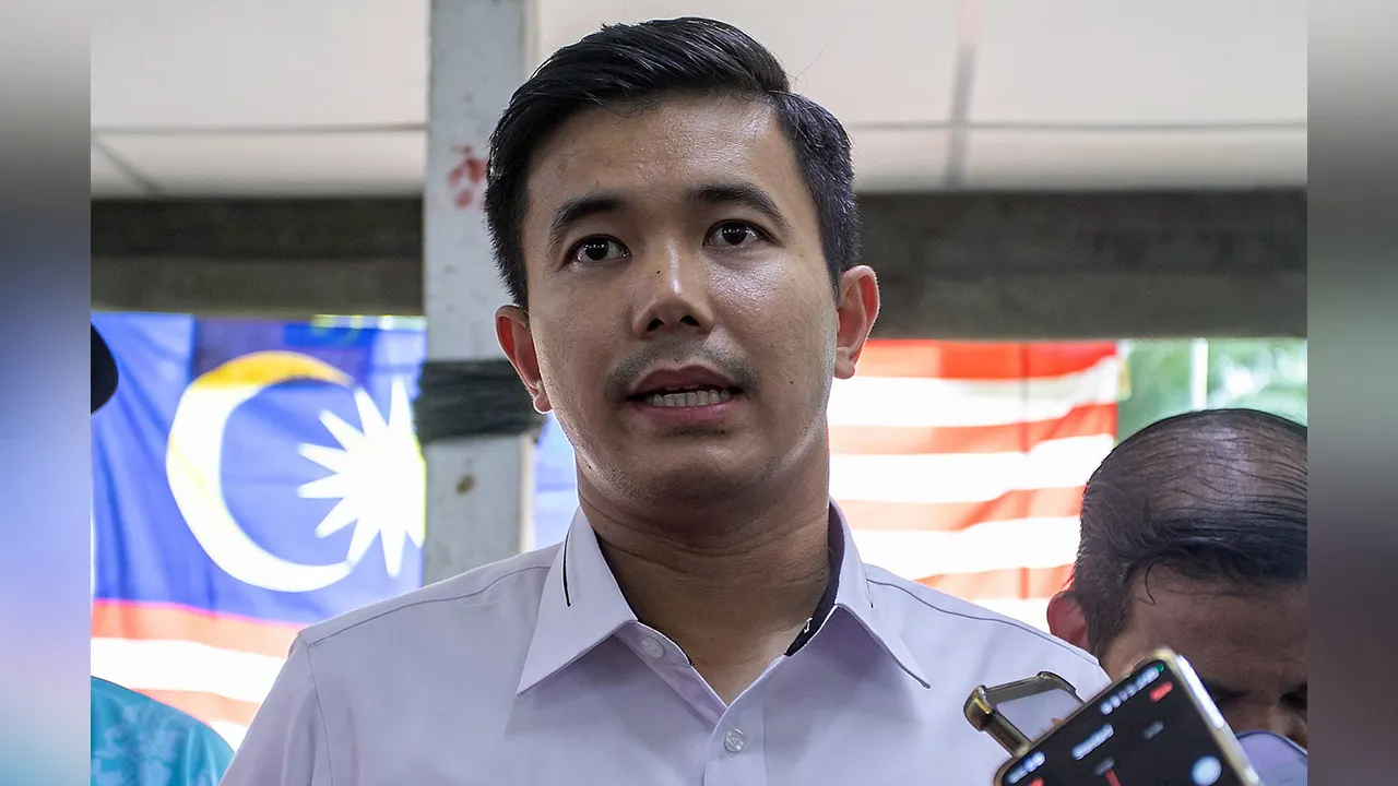 TAIPING, 13 Nov -- Pegawai Khas kepada Timbalan Perdana Menteri Datuk Seri Fadillah Yusof, Neow Choo Seong bercakap pada sidang media pada Lawatan Tapak Kerja Kecemasan Banjir Jabatan Pengairan dan Saliran (JPS) Daerah Larut Matang dan Selama di Taman Simpang Murni di sini hari ini.  --fotoBERNAMA (2025) HAK CIPTA TERPELIHARA