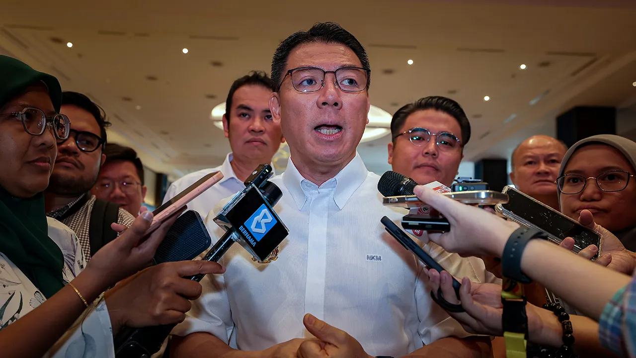 IPOH, 24 April -- Menteri Perumahan dan Kerajaan Tempatan Nga Kor Ming menjawab pertanyaan media ketika hadir ke majlis penyerahan watikah pelantikan kepada 160 Pengerusi Jawatankuasa Pembangunan dan Keselamatan Kampung (JPKK) Kampung Baru Cina Negeri Perak di sini hari ini.  --fotoBERNAMA (2026) HAK CIPTA TERPELIHARA