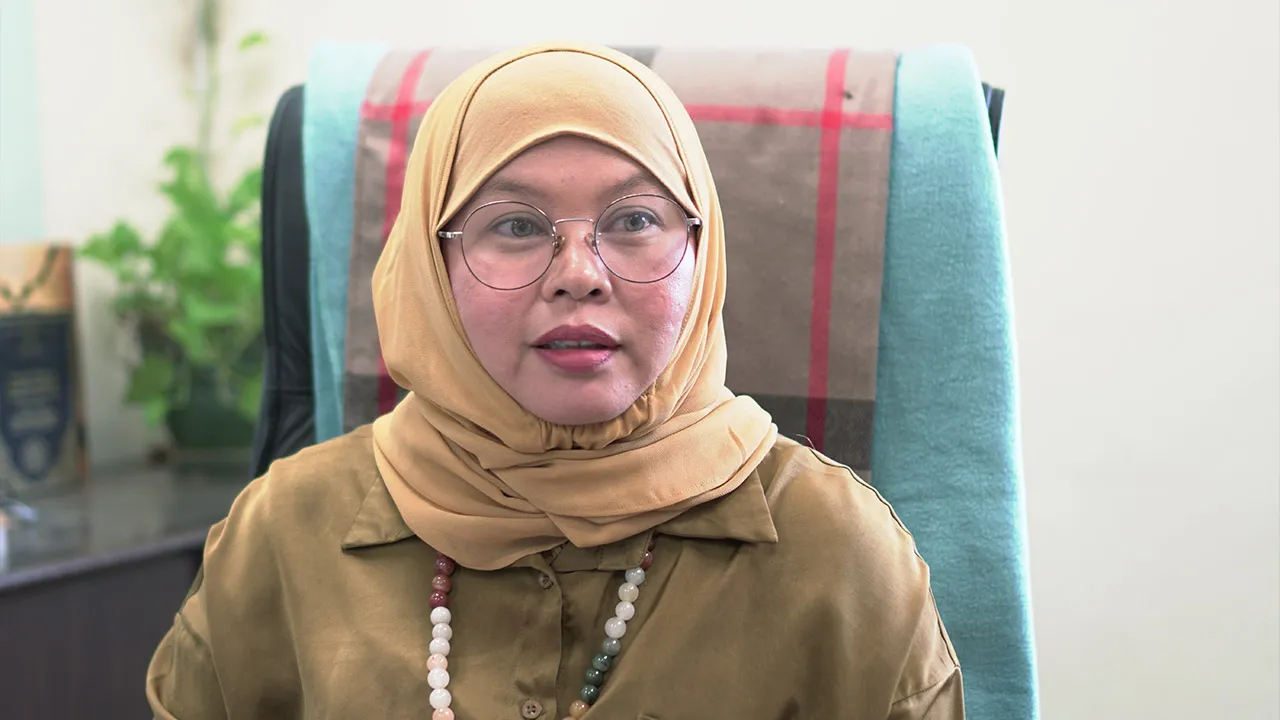 KUALA LUMPUR, 27 Mac -- Timbalan Pengarah Institut Penyelidikan Tenaga Solar Malaysia (SERI) di Universiti Kebangsaan Malaysia (UKM) Dr Norasikin Ahmad Ludin yang ditemubual Bernama mengenai panel solar baru-baru ini.  Beliau berkongsi dengan Bernama hasil penyelidikannya dengan syarikat pengurusan sisa, Kualiti Alam, mengenai pengekstrakan bahan bernilai daripada sel solar kristal yang dikitar semula.  Katanya sekeping panel solar mempunyai sekitar 1 kilogram (kg) sel solar. Daripada sel ini, kita dapat me