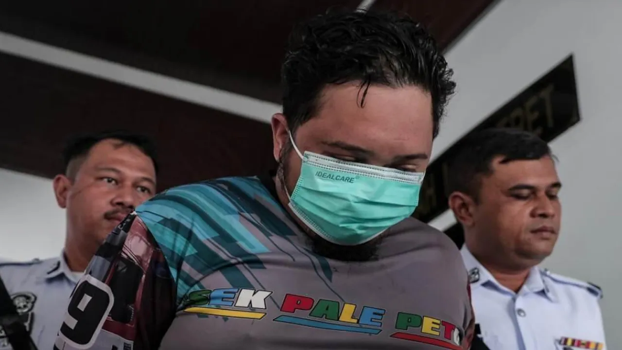 Pemandu treler yang terlibat dalam kemalangan sehingga mengorbankan tiga sekeluarga di Kilometer 212, Jalan Johor Bahru-Seremban berhampiran persimpangan Taman Golden Hill, Gemas Baharu minggu lepas didakwa di Mahkamah Majistret di sini hari ini.