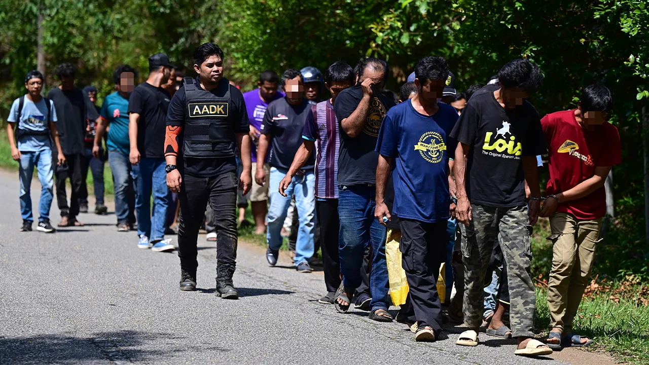 CHUKAI, 22 April -- Sebahagian daripada penagih yang ditahan oleh anggota penguatkuasa Agensi Anti Dadah Kebangsaan (AADK) Terengganu dalam Operasi Perdana AADK negeri Terengganu di sekitar Seri Bandi hari ini.  Seramai 169 individu ditahan dalam operasi tersebut yang dilaksanakan di tiga daerah Terengganu bermula Sabtu lalu hingga hari ini.  --fotoBERNAMA (2026) HAK CIPTA TERPELIHARA