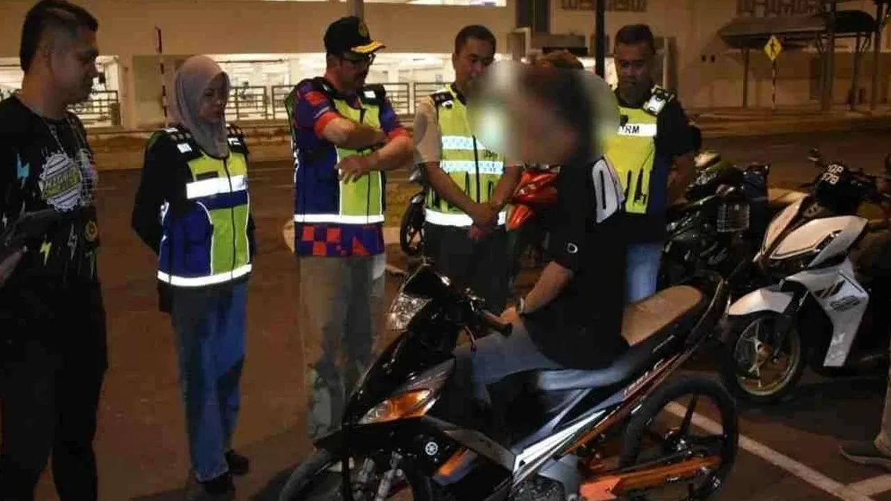 Penunggang dan motosikalnya diperiksa sebelum dikenakan saman atas pelbagai kesalahan. Foto: JPJ