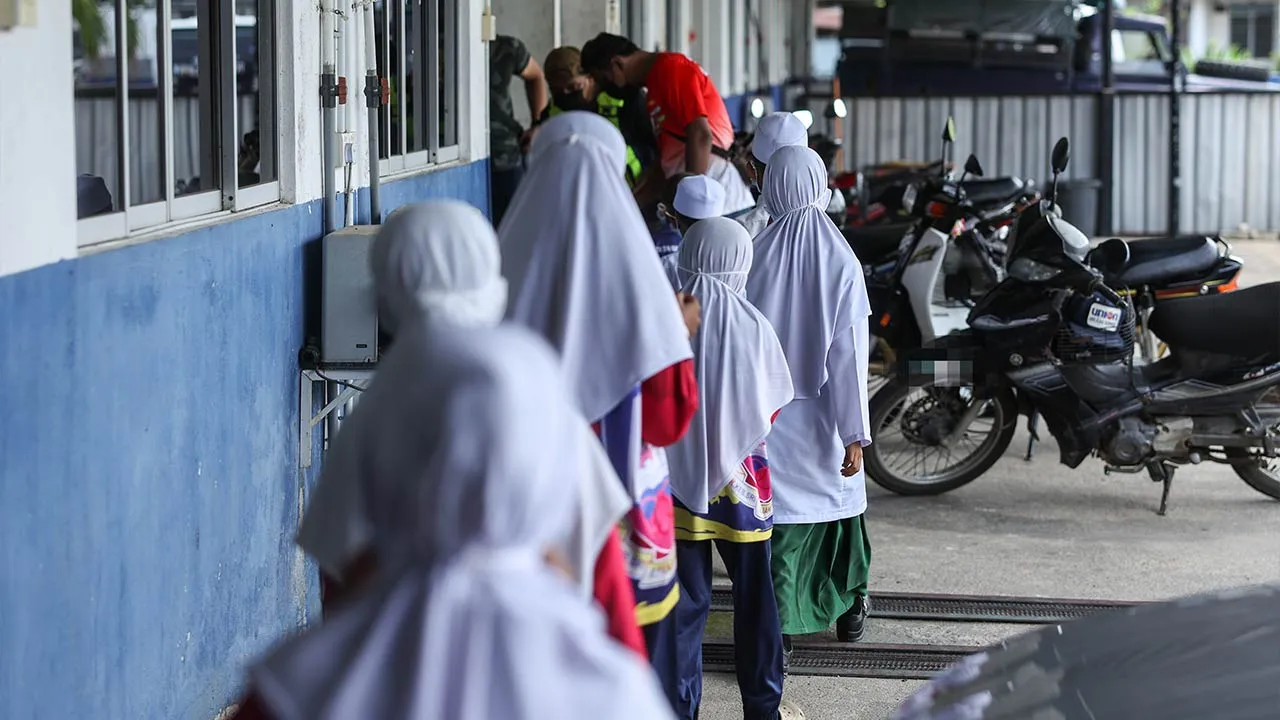 PASIR MAS, 12 April -- Seramai 34 pelajar yang dikesan memasuki negara ini melalui laluan tidak diwartakan di Pengkalan Haram Pohon Jambu, Rantau Panjang dekat sini pagi tadi ditahan bagi menjalani proses dokumentasi.