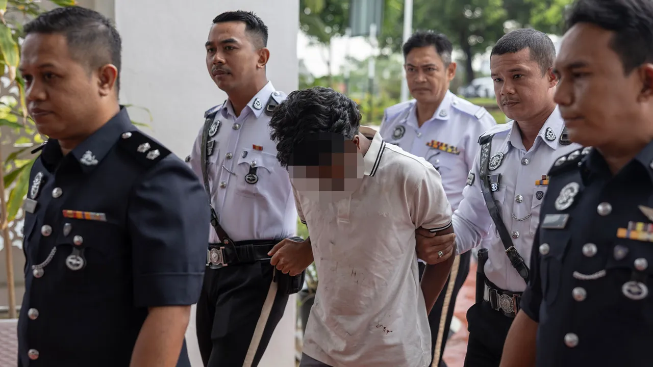 Klang , 1 April 2026. Individu yang dipercayai memandu di bawah pengaruh dadah dan alkohol sehingga menyebabkan kematian seorang penunggang motosikal tiba di Mahkamah Majistret Klang untuk menghadapi pertuduhan. Astro AWANI / SHAHIR OMAR