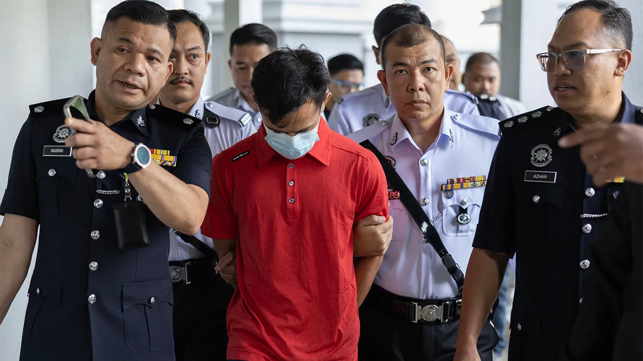 Kuala Lumpur , 30 April 2026. Pegawai Tentera Yang Disyaki Memandu Dalam Keadaan Mabuk Sehingga Merempuh Kenderaan E-Hailing Dan Mengakibatkan Lelaki Warga Bangladesh Maut Di Lebuhraya Maju (MEX) diiringgi anggota Polis Trafik untuk didakwa Mahkamah Kuala Lumpur.Astro AWANI / SHAHIR OMAR