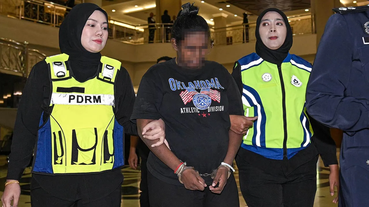 KUALA LUMPUR, 10 April -- Pengasuh A. Saranya, 28, dan ibunya R. Saroja, 64, mengaku tidak bersalah di Mahkamah Sesyen hari ini atas pertuduhan menganiaya seorang kanak-kanak perempuan berumur empat tahun sehingga menyebabkan kecederaan fizikal.  Kedua-dua tertuduh didakwa bersama-sama sebagai orang yang mempunyai pemeliharaan terhadap kanak-kanak itu telah menganiaya mangsa sehingga menyebabkan kecederaan pada bahagian paha dan kemaluan di kediaman mereka di Jalan Pudu Impian di sini, antara Februari 2026 