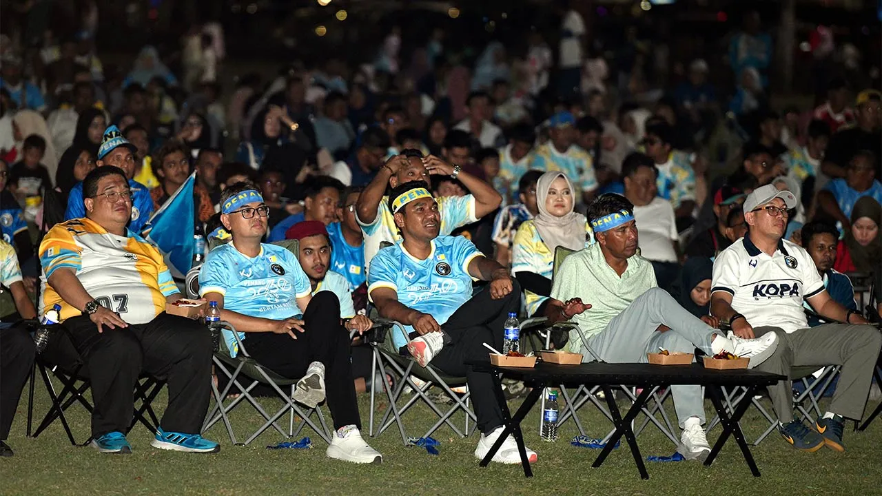 GEORGE TOWN, 19 April — Timbalan Menteri Belia dan Sukan Mordi Bimol (tiga, kanan) ketika menyaksikan perlawanan akhir ke-2 MFL Challenge Cup antara Penang FC dan Sabah FC melalui lintas langsung yang ditayangkan melalui Skrin Besar di Padang Kota Lama hari ini.  -- fotoBRNAMA (2026) HAK CIPTA TERPELIHARA