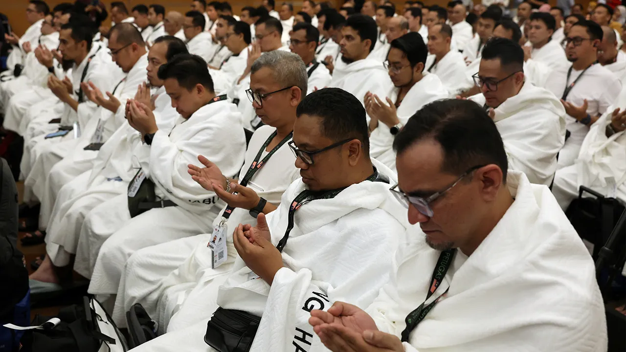 SEPANG, 11 April -- Sebahagian daripada 141 petugas haji mengaminkan doa pada Majlis Pelepasan Pasukan Awal Petugas Lembaga Tabung Haji (TH) bagi Musim Haji 1447H/2026M ke Tanah Suci yang disempurnakan Menteri Di Jabatan Perdana Menteri (Hal Ehwal Agama) Dr Zulkifli Hasan di Dewan Mentari 1, Movenpick Hotel and Convention Centre KLIA hari ini._BERNAMA