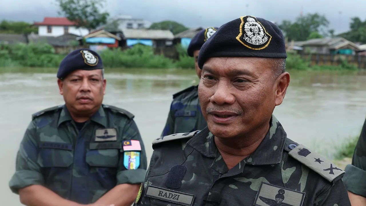 PASIR MAS, 26 Nov -- Komander Briged Tenggara PGA SAC Ahmad Radzi Hussain pada sidang media selepas meninjau paras kenaikan air Sungai Golok di Rantau Panjang susulan peningkatan mendadak sejak pagi tadi, ketika tinjauan hari ini.  Beliau turut meninjau pembinaan tembok kawad duri di sepanjang sempadan bagi memastikan keselamatan komuniti setempat serta memperkukuh kawalan ketika situasi banjir yang semakin tidak menentu.  Pemeriksaan itu dilakukan bagi menilai tahap kesiapsiagaan anggota PGA dan memastikan
