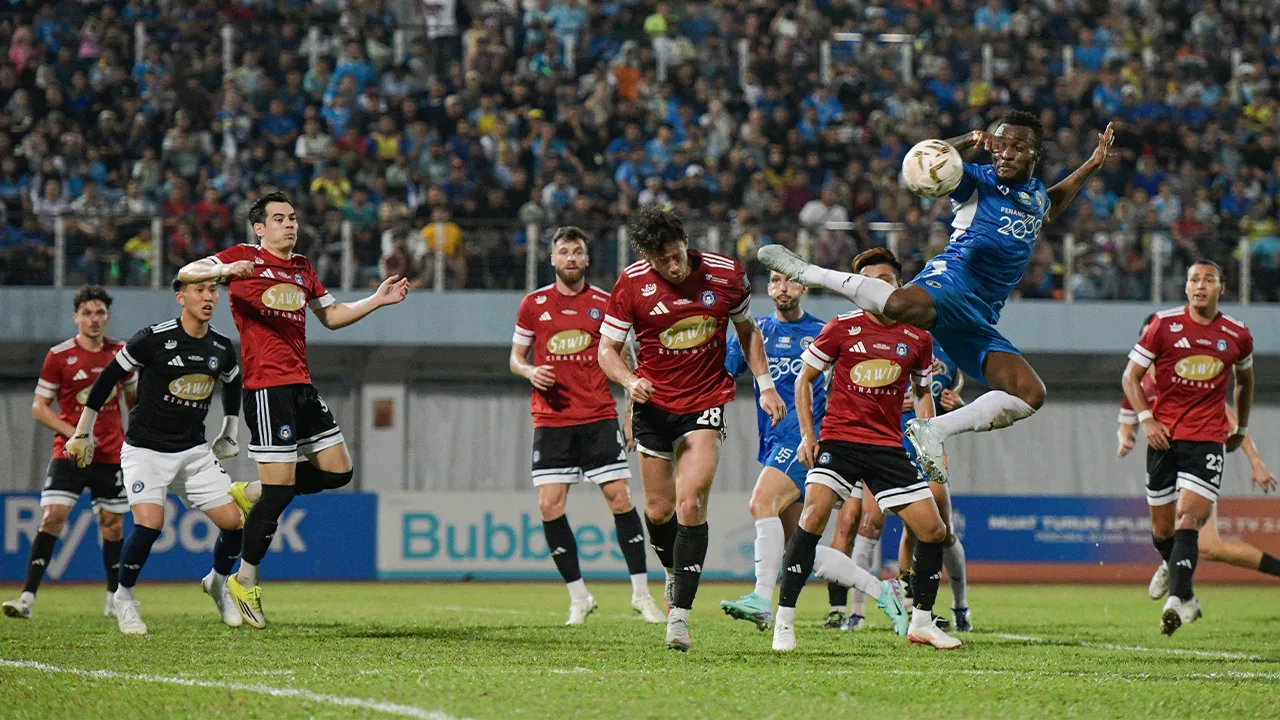 GEORGE TOWN, 4 April -- Pemain Penang FC, Tchetche Hermann Brice Kipre mengawal bola semasa bertemu dengan pasukan Sabah FC, pada perlawanan akhir pertama Piala MFL Piala Cabran di Stadium Bandaraya hari ini.  Penang FC dan Sabah FC seri 1-1.  -- fotoBERNAMA (2026) HAK CIPTA TERPELIHARA