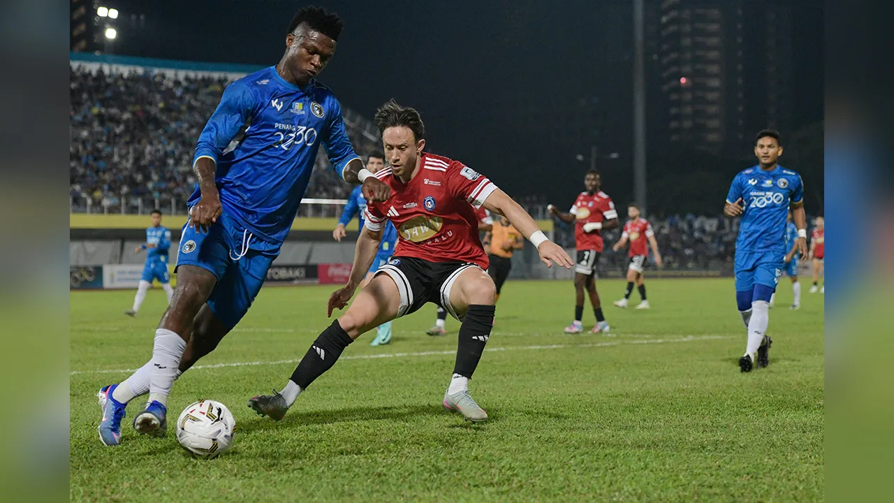GEORGE TOWN, 4 April -- Pemain Penang FC, Fatih Friday Obilor (kiri) mengawal bola semasa bertemu dengan Sabah FC pada perlawanan akhir pertama Piala MFL Piala Cabran di Stadium Bandaraya hari ini.  -- fotoBERNAMA (2026) HAK CIPTA TERPELIHARA
