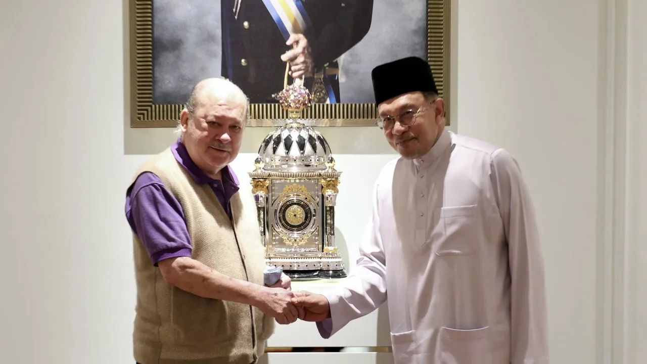 Menghadap KDYMM Seri Paduka Baginda Yang di-Pertuan Agong Sultan Ibrahim di Johor hari ini bagi memberi maklum perihal terkini seputar hal ehwal negara.  Dalam sesi menghadap tersebut, saya sentuh mengenai pelbagai perkara melibatkan perjalanan pentadbiran negara dan langkah yang diambil, terutamanya dalam mendepani kemelut global yang turut mengesankan negara dan rakyat.  Insya-Allah, Kerajaan akan terus bekerja bagi memastikan kebajikan rakyat diperkasa dan negara kekal aman dan makmur.  Foto: RPO