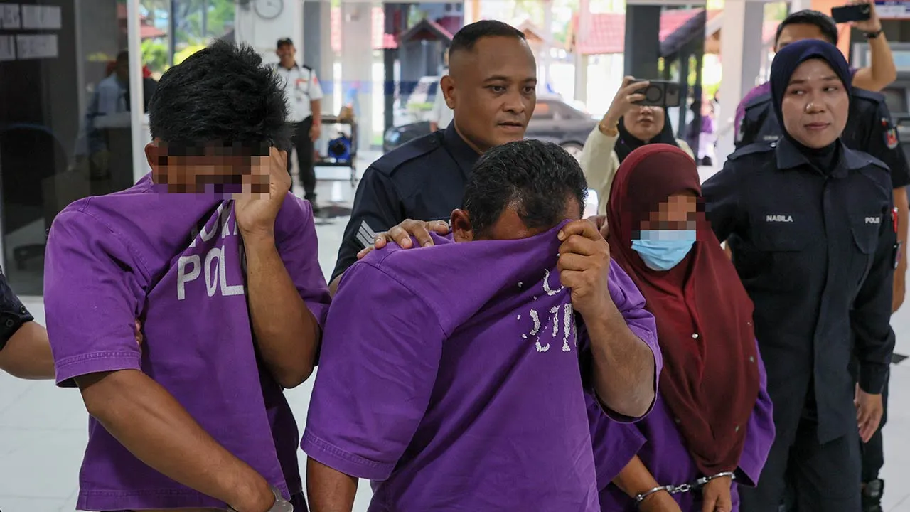 KUALA TERENGGANU, 14 April -- Polis menahan tiga suspek termasuk dua lelaki dan seorang wanita yang merupakan keluarga angkat kanak-kanak lelaki berusia tiga tahun maut semalam, dipercayai akibat didera keluarga angkat.