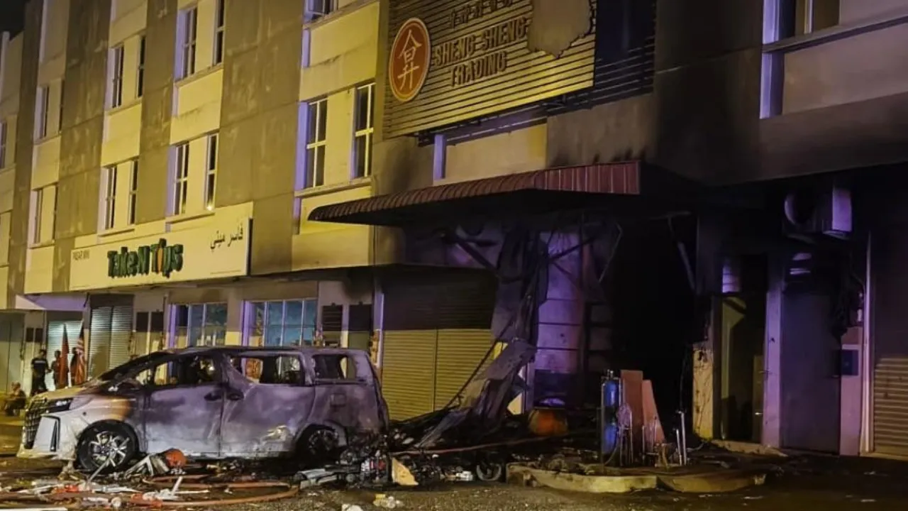 Pasangan suami isteri melecur selepas kedai menjual bahan sembahyang Cina milik mereka dekat Central Park, Kuala Krai terbakar dalam kejadian kira-kira 8.30 malam tadi. Ketua Balai Bomba dan Penyelamat (BBP) Kuala Krai Nik Ahmad Afsham Nik Pa berkata operasi memadam kebakaran melibatkan 21 anggota dari BBP Kuala Krai, Sungai Durian dan Pasukan Bomba Sukarela Guchil.