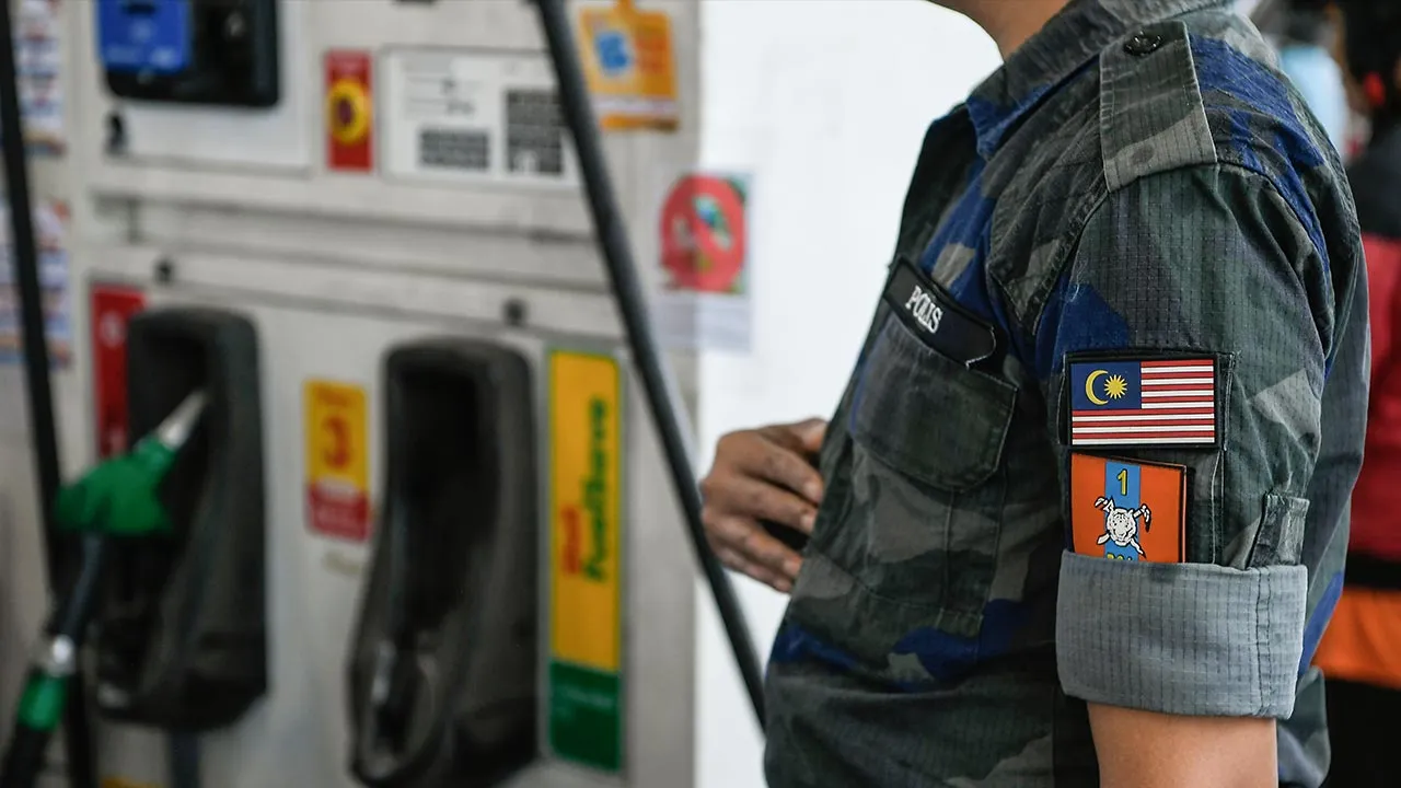 CHANGLUN, 16 April -- Pasukan Gerakan Am (PGA) melaksanakan penugasan di stesen minyak berisiko tinggi ketirisan bahan api bersubsidi, khususnya di kawasan berhampiran sempadan negara.  Sebanyak 36 stesen minyak telah diklasifikasikan sebagai hotspot, manakala 55 lagi dikenal pasti sebagai lokasi berisiko susulan peningkatan aktiviti ketirisan yang dipercayai dipengaruhi faktor semasa termasuk krisis tenaga global.  --fotoBERNAMA (2026) HAK CIPTA TERPELIHARA