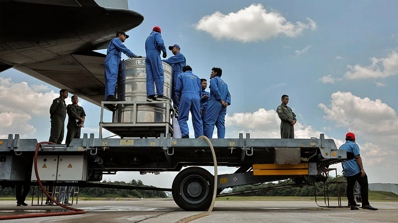 SUBANG, 7 April -- Kakitangan Bahagian Sains Atmosfera dan Pembenihan Awan, Jabatan Meteorologi Malaysia (MET) membancuh larutan air garam bagi menjalankan Operasi Pembenihan Awan (OPA) di Pangkalan Udara Tentera Udara Diraja Malaysia (TUDM) Subang, hari ini._BERNAMA