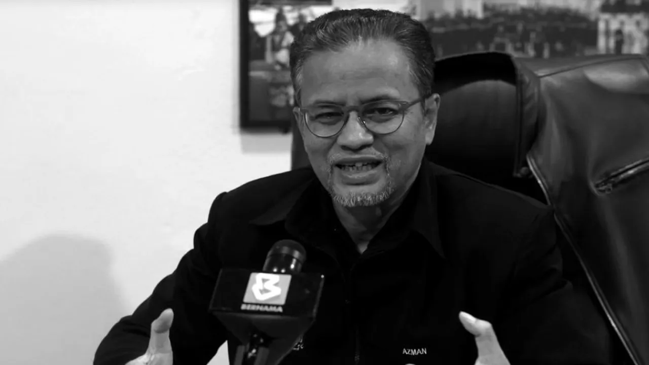 KOTA BHARU, 7 April (Bernama) -- Pengarah Kementerian Perdagangan Dalam Negeri dan Kos Sara Hidup (KPDN) Kelantan Azman Ismail meninggal dunia akibat kanser usus awal pagi ini.