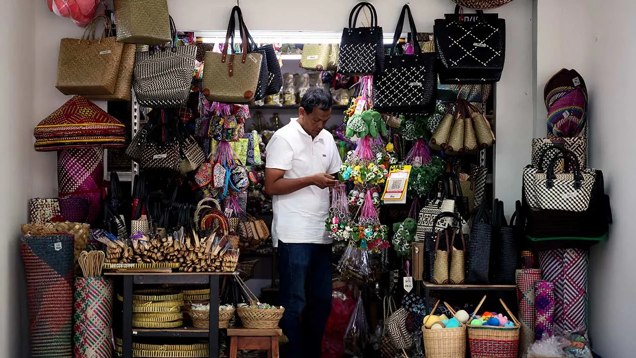 KUALA TERENGGANU, 18 Okt -- Peniaga barangan kraftangan menyusun barangan untuk dijual kepada pelanggan, semasa tinjauan FotoBernama di Pasar Kedai Payang hari ini.  Perdana Menteri yang juga Menteri Kewangan I Datuk Seri Anwar Ibrahim menerusi Belanjawan 2025 Malaysia MADANI mengumumkan peruntukan sebanyak RM40 bilion sebagai kemudahan pinjaman serta jaminan pembiayaan perniagaan di bawah agensi kerajaan untuk sektor perusahaan mikro, kecil dan sederhana (PMKS) serta perusahaan kecil dan sederhana (PKS).  