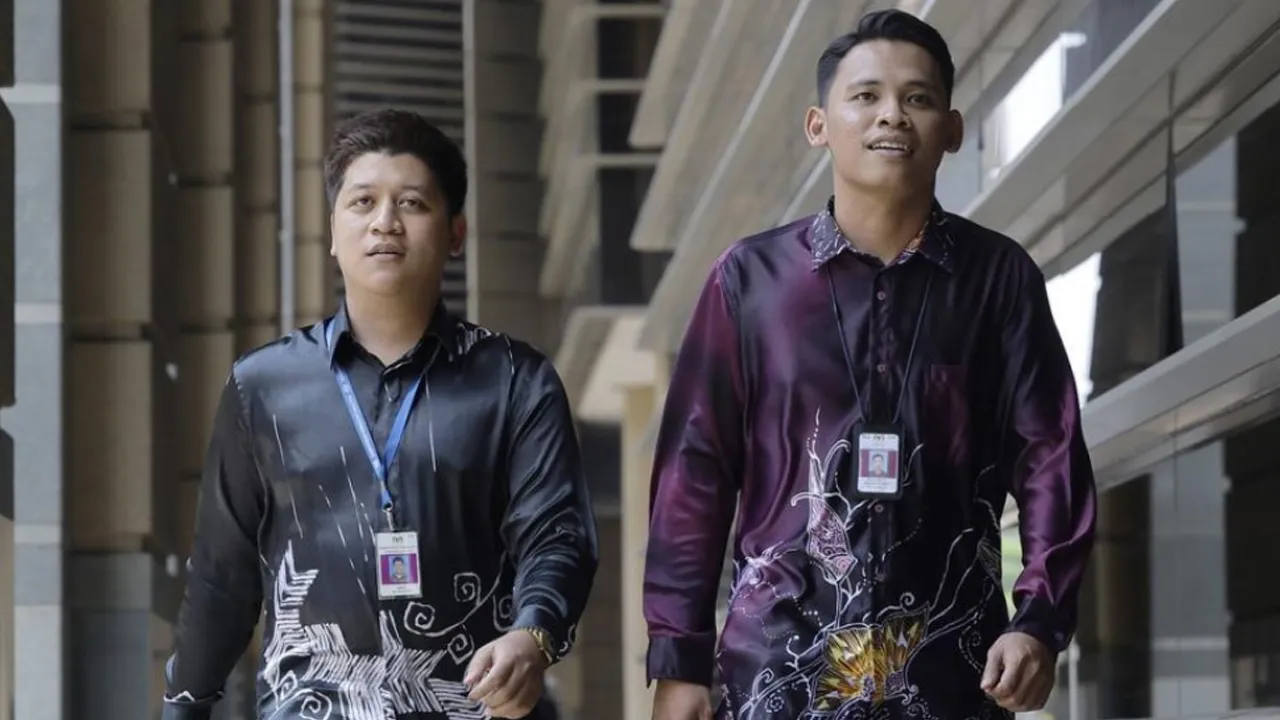 KUALA LUMPUR, 6 April (Bernama) -- Kerajaan menggalakkan penjawat awam memakai baju batik setiap hari bekerja sebagai alternatif kepada pakaian pejabat susulan langkah menyelaras suhu penyaman udara kepada minimum 24 darjah Celsius bagi penjimatan tenaga.