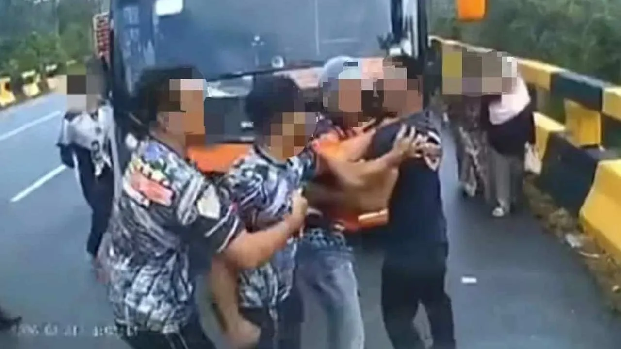 Polis siasat insiden pemandu lori tumbuk pemandu bas