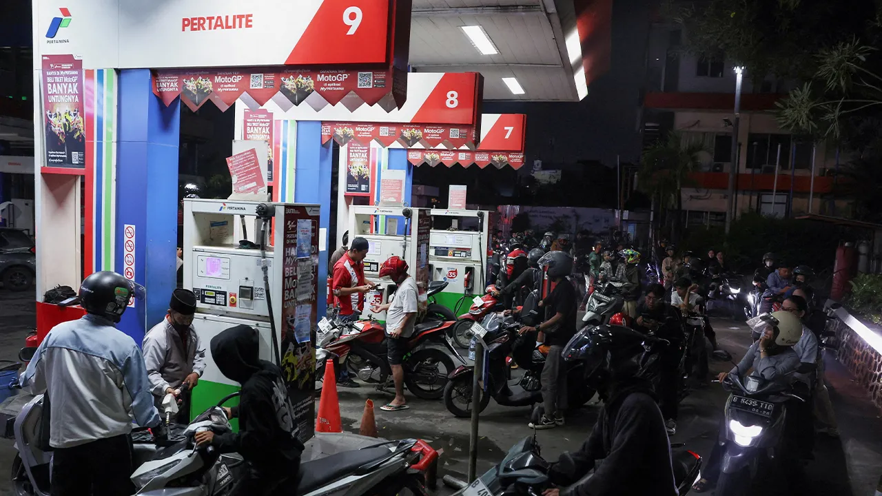 Riders with vehicles queue to refuel at a Pertamina petrol station as the Indonesian government announces limits on subsidised fuel sales to counter the impact of the U.S.-Israeli conflict with Iran, in Depok, on the outskirts of Jakarta, Indonesia, March 31, 2026. REUTERS/Ajeng Dinar Ulfiana REFILE - CORRECTING INFORMATION FROM "AS THE INDONESIAN GOVERNMENT LIMITS FUEL SALES FOLLOWING PRICE SURGES AMID THE U.S.-ISRAELI CONFLICT WITH IRAN' TO "AS THE INDONESIAN GOVERNMENT ANNOUNCES LIMITS ON SUBSIDISED FUEL