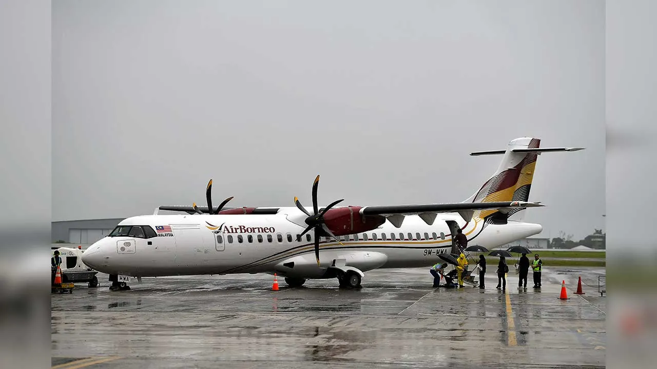 KUCHING, 2 Jan -- Pesawat AirBorneo DHC6-400 sebelum berlepas dari Lapangan Terbang Antarabangsa Kuching hari ini.  AirBorneo dengan bangganya mengumumkan pelancaran berjaya penerbangan sulungnya dengan menggunakan corak dan identiti pesawat sendiri, menandakan satu pencapaian penting susulan pengambilalihan MASwings yang berkuat kuasa pada 1 Januari 2026.  Penerbangan tersebut adalah dari Kuching ke Mukah menggunakan pesawat ATR72-500 dan dari Kuching ke Tanjung Manis menggunakan pesawat DHC6-400.  Penerba