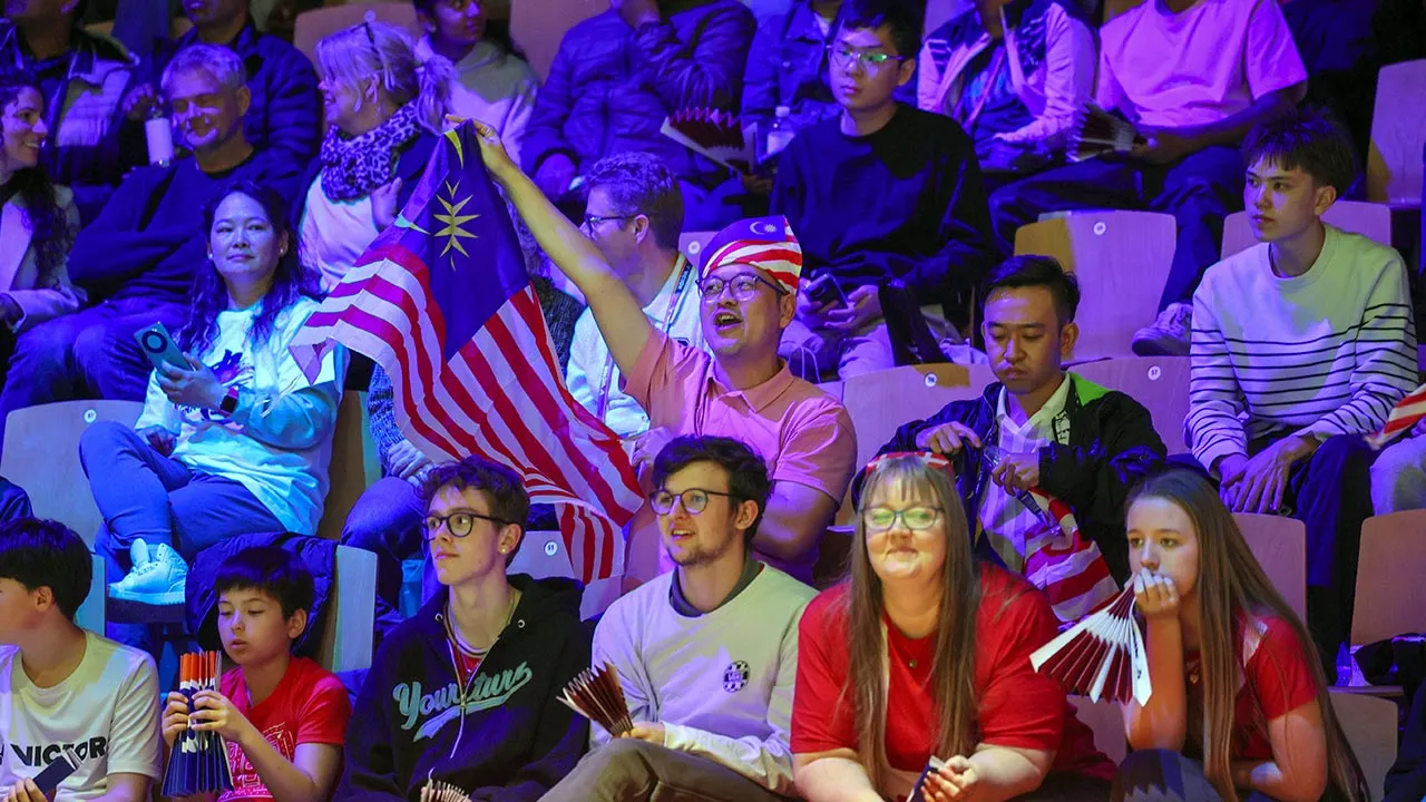 HORSENS (Denmark), 25 April -- Para penyokong Malaysia yang hadir memberi sokongan kepada pemain pasukan Badminton Piala Thomas dan Uber di Forum Horsens, hari ini. -- fotoBERNAMA (2026) HAK CIPTA TERPELIHARA
