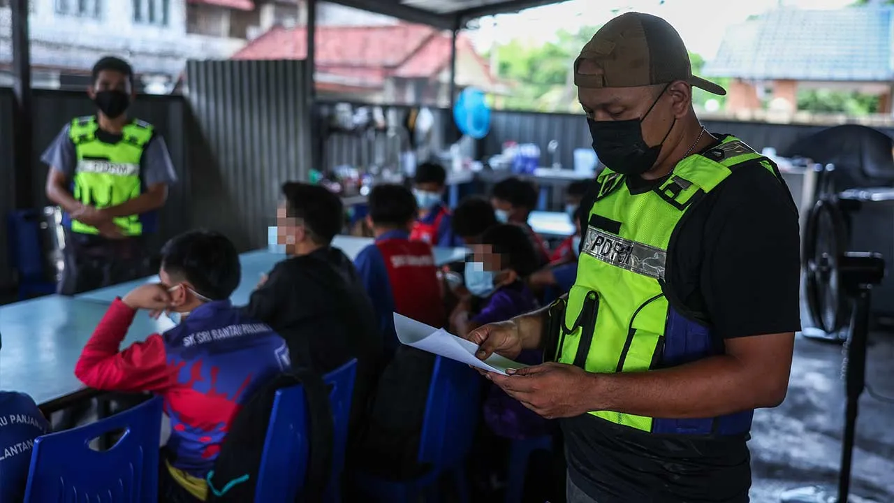 PASIR MAS, 12 April -- Seramai 34 pelajar yang dikesan memasuki negara ini melalui laluan tidak diwartakan di Pengkalan Haram Pohon Jambu, Rantau Panjang dekat sini pagi tadi ditahan bagi menjalani proses dokumentasi.  Difahamkan, kesemua pelajar berkenaan adalah dari sebuah sekolah menengah dan dua buah sekolah rendah termasuk sekolah agama melibatkan 22 perempuan dan 12 lelaki berusia antara tujuh hingga 16 tahun.  Berdasarkan siasatan awal polis kumpulan pelajar itu dikesan kira-kira 7 pagi ketika sepasu