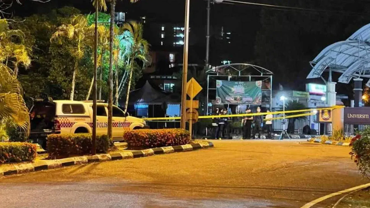 MACHANG - Seorang lelaki berusia lingkungan 30-an yang mempunyai 10 rekod jenayah lampau cedera di paha kanan selepas ditembak polis ketika cuba menyerang anggota menggunakan parang dalam kejadian di hadapan Universiti Teknologi Mara (UiTM) Machang, lewat malam Rabu._Sinar Harian