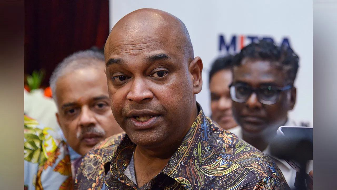 KUALA LUMPUR, 28 April -- Menteri Sumber Manusia Datuk Seri R Ramanan bercakap kepada media selepas sesi penyerahan surat kelulusan program Dharma MADANI kepada 300 buah rumah ibadat Hindu kepada komuniti India hari ini.  -- fotoBERNAMA (2026) HAK CIPTA TERPELIHARA