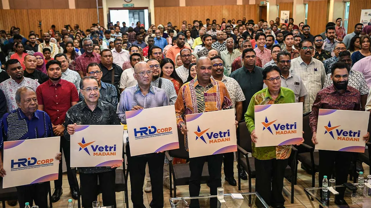 KUALA LUMPUR, 25 April -- Menteri Sumber Manusia Datuk Seri R. Ramanan (tengah) bergambar bersama tetamu pada Majlis Pelancaran Karnival Vetri MADANI di Dewan Kandiah Brickfields hari ini.  Turut hadir Ketua Setiausaha Kementerian Sumber Manusia Datuk Azman Mohd Yusof (tiga,kiri) dan Ketua Eksekutif HRD Corp Datuk Shamir Aziz (kanan).  -- fotoBERNAMA (2026) HAK CIPTA TERPELIHARA