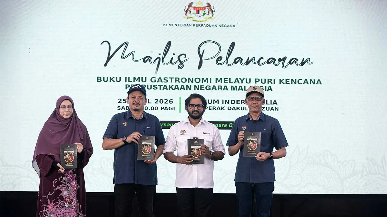 IPOH, 25 April -- Timbalan Menteri Perpaduan Negara R. Yuneswaran (tiga, kiri) pada Majlis Pelancaran Buku Ilmu Gastronomi Melayu: Puri Kencana Perpustakaan Negara Malaysia di Stadium Indera Mulia hari ini.  Hadir sama Timbalan Ketua Setiausaha (Dasar dan Perancangan Strategik) Kementerian Perpaduan Negara Mohamad Sobri Mat Daud (dua, kiri) dan Ketua Pengarah Perpustakaan Negara Malaysia (PNM) Edy Irwan Zulkafli (kanan).  Buku itu hasil penyelidikan ilmiah oleh Profesor Dr Salmah Jan Noor Muhammad (kiri), d