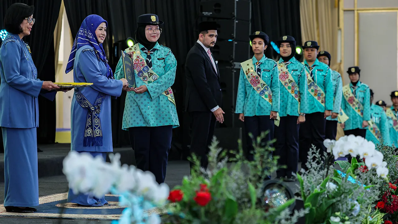 KUALA LUMPUR, 27 April -- Raja Permaisuri Agong, Raja Zarith Sofiah, berkenan mengurniakan Sijil Pandu Puteri Raja kepada ahli Persatuan Pandu Puteri Malaysia (PPPM) pada Majlis Pengurniaan Sijil Pandu Puteri Diraja di Istana Negara, di sini, hari ini.  -- fotoBERNAMA (2026) HAK CIPTA TERPELIHARA