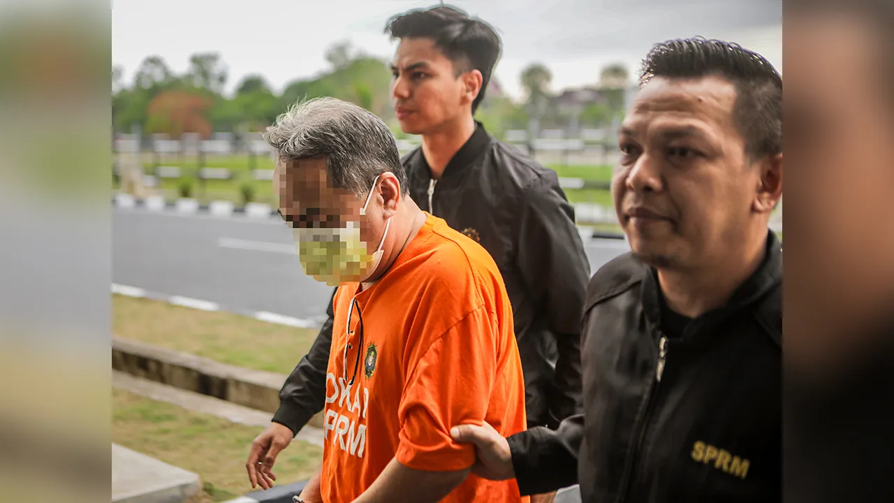 KANGAR, 9 April -- Seorang penjawat awam di Perlis direman lima hari bermula hari ini bagi membantu siasatan kes menerima rasuah kira-kira RM200,000 berkaitan urusan mendapatkan pelbagai Darjah Kebesaran, Pingat dan Bintang sebuah pertubuhan beruniform sukarela pada 2024.  Menurut sumber Suruhanjaya Pencegahan Rasuah Malaysia (SPRM), perintah reman terhadap lelaki berusia 57 tahun itu dibenarkan Majistret Mahkamah Kangar Nurul Natasha Rizal selepas permohonan reman dibuat SPRM Perlis hari ini.  -- fotoBERNA