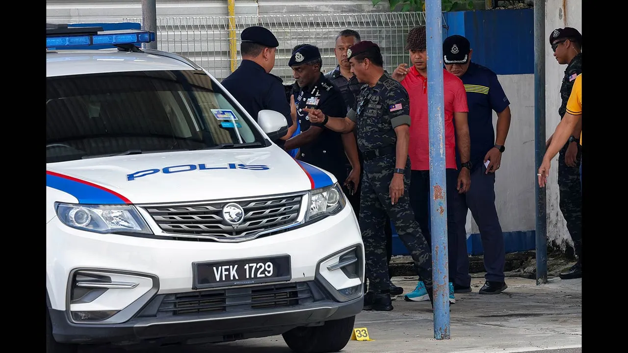 JOHOR BAHRU, 17 Mei -- Ketua Polis Negara Tan Sri Razarudin Husain (tiga, kiri) diiringi Ketua Polis Johor CP M.Kumar (dua, kiri), meninjau lokasi kejadian serangan di Balai Polis Ulu Tiram, hari ini.  Dalam kejadian 2.45 pagi itu, tiga disahkan maut iaitu dua anggota polis dan suspek yang berusia lingkungan 30-an, manakala seorang lagi anggota pasukan keselamatan itu cedera.