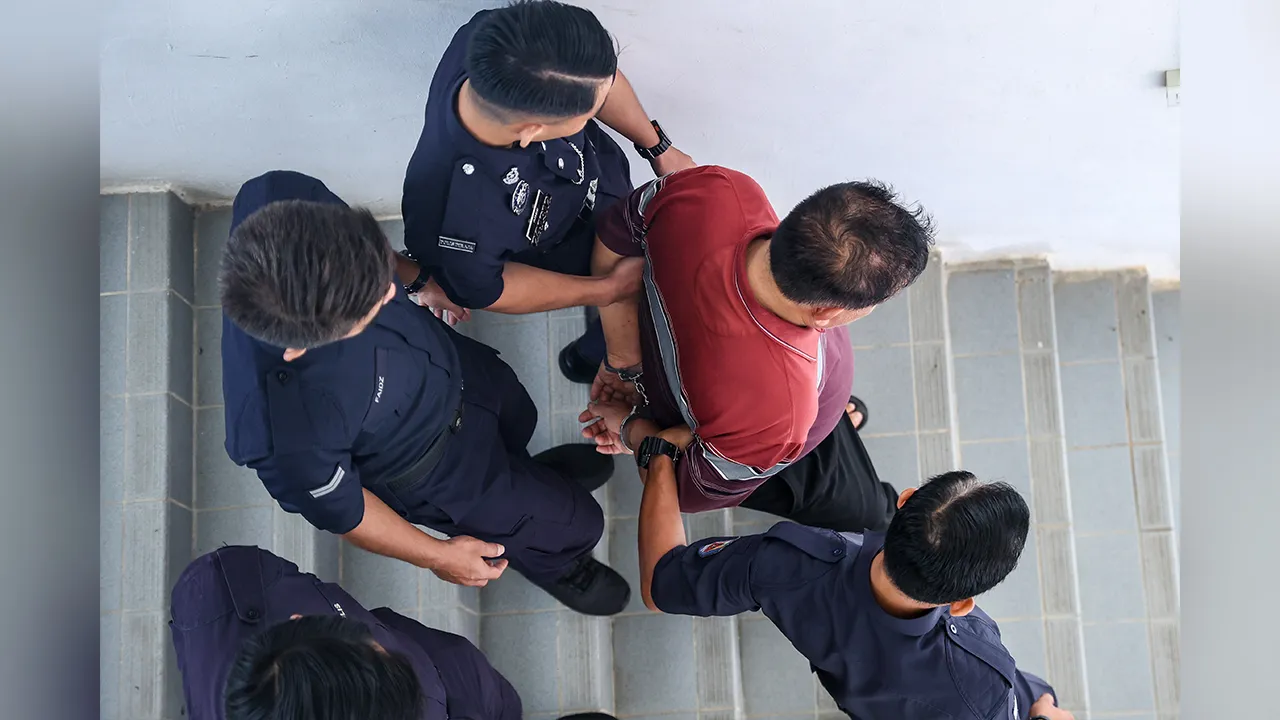 KOTA TINGGI, 20 April -- Seorang lelaki warga emas disyaki terlibat dalam insiden tembakan yang mengorbankan tiga individu di Taman Kota Jaya di sini semalam, direman tujuh hari bermula hari ini.  Perintah reman dikeluarkan Majistret Nurkhalida Farhana Abu Bakar di Mahkamah Majistret Kota Tinggi hari ini.  Tempoh reman itu bagi membolehkan siasatan lanjut terhadap suspek lelaki tempatan berusia 71 tahun dibuat mengikut Seksyen 302 Kanun Keseksaan kerana membunuh.  --fotoBERNAMA (2026) HAK CIPTA TERPELIHARA