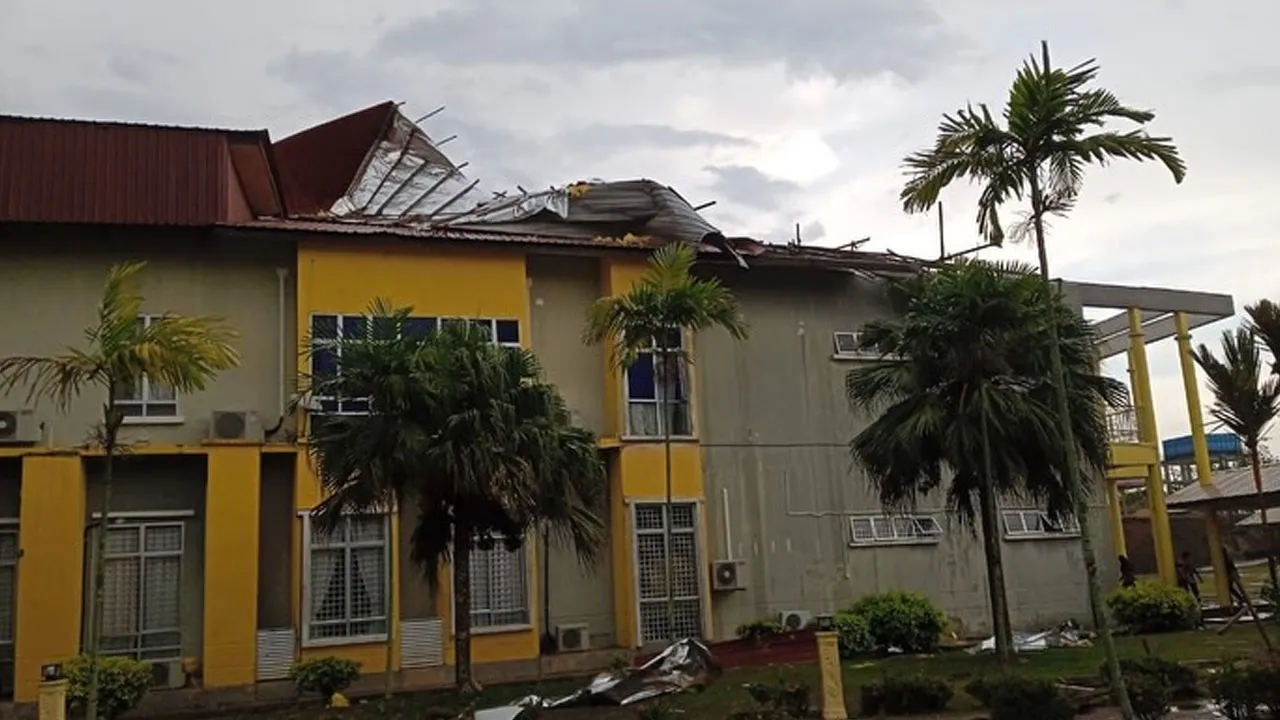 Saya telah menerima laporan mengenai kejadian ribut dan hujan lebat yang melanda MRSM Pendang petang tadi._FB DR ASYRAF WAJDI DUSUKI 