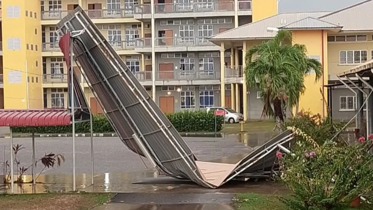 Saya telah menerima laporan mengenai kejadian ribut dan hujan lebat yang melanda MRSM Pendang petang tadi. _FB DR ASYRAF WAJDI DUSUKI