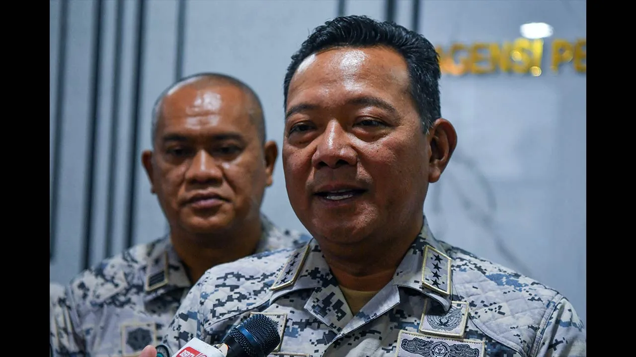 KOTA BHARU, 10 Feb -- Ketua Pengarah Agensi Penguatkuasaan Maritim Malaysia (APMM), Laksamana Maritim Datuk Mohd Rosli Abdullah ditemui pemberita pada Majlis Serah Terima Tugas Pengarah APMM Kelantan di Ibu Pejabat Maritim Kelantan, Tok Bali hari ini.