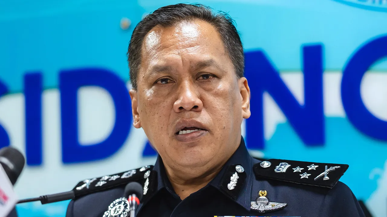 KUALA LUMPUR, 18 Ogos -- Pengarah Jabatan Siasatan Jenayah Komersial (JSJK) Bukit Aman Datuk Rusdi Mohd Isa bercakap pada sidang media Op Khas Kad ATM di Menara KPJ hari ini.  Dalam operasi tersebut, sebanyak 2,924 keping kad ATM pelbagai bank dan wang tunai berjumlah RM119,977 berjaya dirampas.  --fotoBERNAMA (2025) HAK CIPTA TERPELIHARA