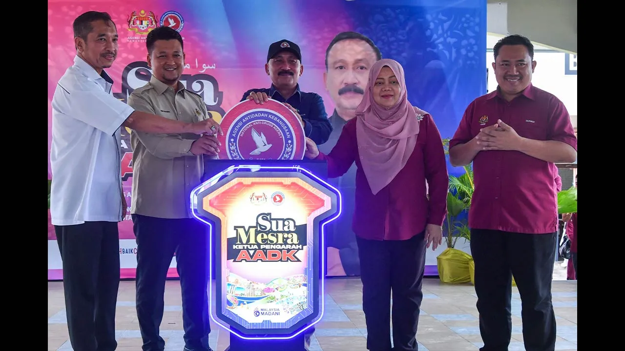 KOTA BHARU, 25 April -- Ketua Pengarah Agensi Antidadah Kebangsaan (AADK) Datuk Ruslin Jusoh (tengah) merasmikan Program Sua Mesra Ketua Pengarah AADK bertempat di Sekolah Menengah Kebangsaan (SMK) Penambang hari ini.  Turut sama Timbalan Ketua Pengarah AADK (Pengurusan) Shobah Jamil (dua, kanan) dan Pengarah AADK Kelantan, Supindi Usop@Yusop (kanan).