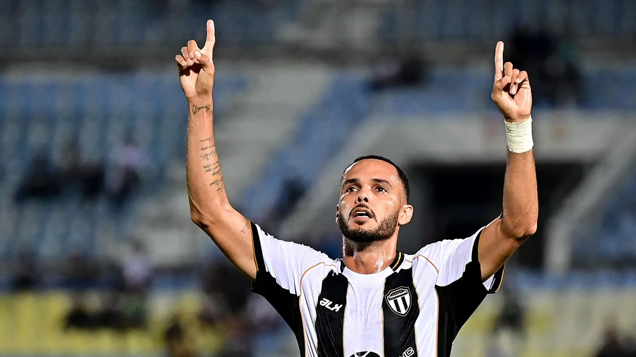 KUALA NERUS, 25 April -- Pemain Terengganu FC, Raianderson Da Costa Morais meraikan jaringan pada perlawanan Liga Super Malaysia 2025/2026 di Stadium Sultan Mizan Zainal Abidin malam ini. Keputusan semasa Terengganu FC 2-2 Negeri Sembilan FC. --fotoBERNAMA (2026) HAK CIPTA TERPELIHARA